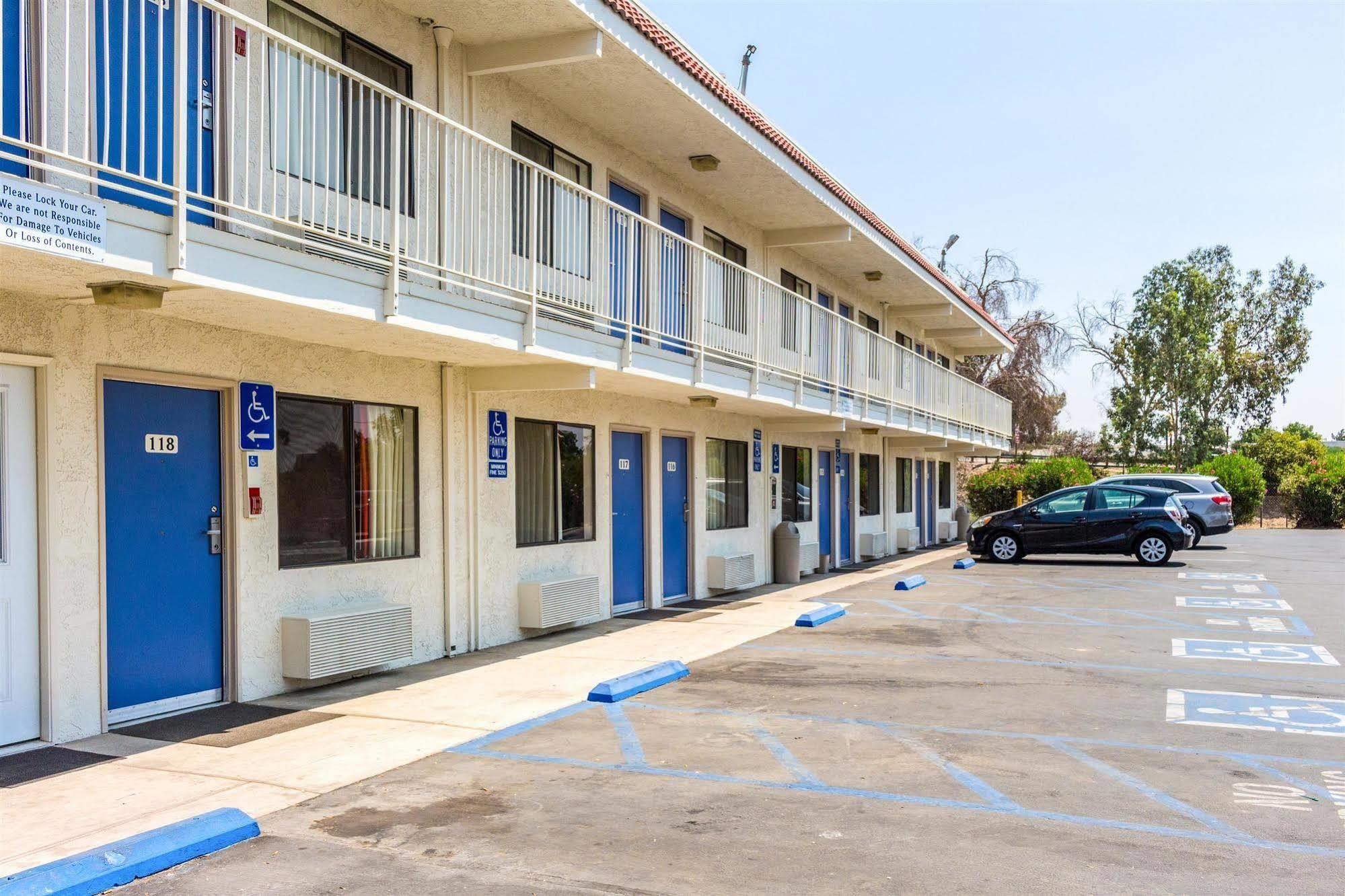 Motel 6-Bakersfield, Ca - Convention Center Екстер'єр фото